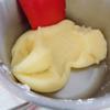 Nước hay sữa cho vào nồi cùng bơ và muối bắt lên bếp nấu lửa vừa. Khi sữa sôi tăn tăn thì cho bột mì vào nhanh tay khuấy đều để bột quyện thành 1 khối. Tắt bếp, để nguội 2 phút. Bây giờ cho 1 quả trứng vào trước khuấy hanh đánh đều. Khi thấy bột và trứng quyện đều thì cho tiếp 1 quả trứng khác vào khuấy cho tất cả quyện thành 1 khối sánh dẻo.