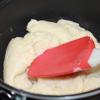 Dùng muỗng phới dẹp (spatula) trộn đều hỗn hợp làm bánh su kem khoảng 2 phút, nhấc nồi khỏi bếp, tắt bếp, dùng phới trộn đều đến khi hỗn hợp làm bánh su thành một khối không dính vào thành và đáy nồi
