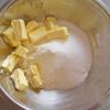 Cho 100g bột vào trong tô, thêm 3 muỗng canh đường trộn đều, rồi cắt 75g bơ thành từng miếng nhỏ cho vào tô (bơ ở nhiệt độ phòng). Dùng tay bóp đều cho bơ tan với bột rồi từ từ nhồi cho đến khi thành một khối dẻo mịn. Dùng màng bọc thực phẩm bọc lại rồi cho vào tủ lạnh trong vòng 1 tiếng.