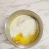 Đổ hỗn hợp sữa ngô vừa xay ra bát, thêm bột mì, đường kính (đường trắng) và trứng vào trộn đều. Trộn đến khi tạo thành hỗn hợp sánh mịn.