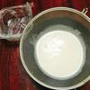 Cho sữa tươi, kem whipping, sữa đặc, đường vào nồi và khuấy đều cho hòa tan, bật bếp đun cho sữa nóng già là tắt bếp ( không nấu cho sữa sôi), cho gelatin đã ngâm nở vào rồi khuấy đều cho gelatin tan hết là được. Lấy màng bọc thực phẩm lót vào khuôn để khi lấy bánh ra được dễ dàng, lọc hỗn hợp sữa qua rây để sữa được mịn mượt hơn. Đợi cho sữa nguội bớt sau đó đổ hỗn hợp sữa vào khuôn chờ cho nguội hẳn thì đem cất tủ lạnh khoảng 2 tiếng.