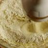 Trộn bột mì, đường, muối, sữa tươi, trứng gà và men nở với nhau trong 1 chiếc bát to. Dùng máy xay đánh bột cho đến khi bột mềm dẻo và nhuyễn.