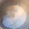 Cho bột, sữa bột, men, đường vào tô trộn đều. Cho từ từ sữa tươi và kem tươi vào, dùng muỗng gỗ quậy cho bột hòa quyện. Thêm muối và 1 quả rưỡi trứng gà vào rồi nhồi bột cho đến khi bột tạo thành một khối. Thêm bơ vào và tiếp tục nhồi cho đến khi bột thành một khối mịn. Dùng màng bọc thực phẩm hay khăn ẩm đậy lại và cho vào ủ ở nơi kín gió khoảng 1-2 tiếng tùy thời tiết cho đến khi bột nở gấp đôi.