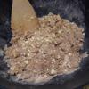 Trộn đều bột mì, bột nở, bột quế với đường, vani và bơ nào một nồi. Sau đó, cho tiếp hạt ngũ cốc vào trộn cùng bột nhé!