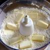 Để bơ mềm rồi nhào kĩ với bột mì, đường và bột nở. Sau đó, Cho trứng vào nhào cùng.