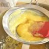 Cho 300gr bơ vào tô và dùng máy đánh đến khi bơ mềm và mịn. Lược hỗn hợp kem chanh còn ấm vào phần bơ.