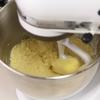Trong thau của máy trộn, thêm 225g bột mì, 45g đường và 1.5g muối vào. Sau đó thêm 45g bơ, 30ml kem whipping và 1 lòng đỏ trứng, đánh đều hỗn hợp và bột cho đến khi mịn.
