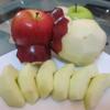 Gọt vỏ táo rồi cắt thành những miếng đều nhau.