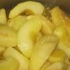 Cho 50g bơ và 60g đường vào nồi, đun sôi lăn tăn thì cho táo vào đảo cho đến khi miếng táo trong, cho 1/2 muỗng canh vani và 10ml nước cốt chanh, trộn đều rồi để nguội.