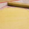 Đem bột ra để trên mặt phẳng và cán dày 5 mm. Dùng khuôn bánh tart xếp bột vào khuôn. Dùng vật nhọn xăm đều lên mặt bánh.