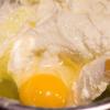 Cho 2 trứng gà vào hỗn hợp bơ, đánh tan lần lượt từng quả. Đánh ở tốc độ trung bình đến khi trứng quyện đều hoàn toàn.