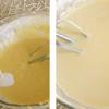 Thêm 70ml sữa tươi vào trứng, khuấy đều. Trộn đến khi hỗn hợp mịn. Cho 30ml mật ong và 5ml dầu ô liu vào hỗn hợp bột, trộn đều. 