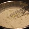 Đánh lòng đỏ trứng và đường trong 1 tô lớn cho đến khi hỗn hợp sánh mịn. Cho phô mai (mascarpone), kem sữa tươi (thickened cream) vào đánh chung cho đến khi hỗn hợp quyện vào nhau.