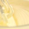 Sốt phô mai cho bánh trà sữa: Cho vào tô sạch 100gr kem phô mai (để mềm ở nhiệt độ phòng), 250ml whipping cream, 60gr đường, 1/2 muỗng cà phê muối, đánh cho hỗn hợp bông đặc lên. Sau đó để làm cho hỗn hợp kem phô mai lỏng ra, chúng ta sẽ thêm vào 50ml sữa tươi không đường (định lượng nhiều ít tùy vào việc bạn muốn kem phô mai đặc hay lỏng ở mức nào), khuấy đều hỗn hợp là hoàn tất.