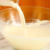 Sốt phô mai cho bánh trà sữa: Cho vào tô sạch 100gr kem phô mai (để mềm ở nhiệt độ phòng), 250ml whipping cream, 60gr đường, 1/2 muỗng cà phê muối, đánh cho hỗn hợp bông đặc lên. Sau đó để làm cho hỗn hợp kem phô mai lỏng ra, chúng ta sẽ thêm vào 50ml sữa tươi không đường (định lượng nhiều ít tùy vào việc bạn muốn kem phô mai đặc hay lỏng ở mức nào), khuấy đều hỗn hợp là hoàn tất.