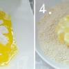 Đập trứng ra đĩa nông và rộng rồi dùng đũa đánh tan. Nhúng khoanh thơm vào trứng rồi đưa sang đĩa bột chiên xù đề dính đều các bột vào hai mặt thơm.