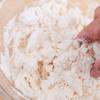 Làm vỏ bánh trôi tàu: Cho bột gạo, gạo nếp và khoảng 1 chén nước vào tô, trộn đều. Rửa sạch trái tắc, bóc lấy vỏ trái tắc.