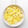 Đánh tan trứng với muối. Bắc chảo lên bếp đun nóng, cho bơ vào, chờ bơ tan, bạn cho trứng vào chiên. Đem ra ngoài để riêng. Trải lá hoành thánh ra 1 mặt phẳng, phủ lên đó là 1 lớp phô mai bào, kế tiếp là trứng chiên và cuối cùng là xúc xích.
