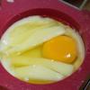 Cho hỗn hợp bột khô, 1/2 muỗng cà phê vani và hôn hợp trứng vào thau và dùng máy đánh mịn, bông xốp. Múc bột cho vào khuôn. Chỉ đổ đầy 1/2 khuôn để bánh khi nướng xong không bị nở tràn ra. Cho 1 trứng lên trên mặt bánh cùng với phô mai.