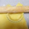 Thoa lớp bơ đều lên khuôn để chống dính. Rắc nhẹ lớp bột mì mỏng vào khuôn. Cho miếng bột lên khuôn, ấn nhẹ cho bột lọt xuống lòng khuôn và vừa vặn với khuôn. Dùng cây cán nhẹ 1 đường ngang khuôn để cắt bột.