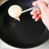 Sử dụng bàn chải len để phết dầu thực vật dưới đáy chảo. Đun lửa nhỏ vừa để làm nóng chảo. Múc một muỗng hỗn hợp làm bánh trứng cho vào chảo. Nướng bánh ở nhiệt độ thấp (khoảng 300w). Khi bánh chín vàng cam một mặt thì trở mặt bánh để nướng mặt còn lại nhé. Có thể dùng nắp vung bằng thủy tinh để dễ dàng quan sát bánh trứng nướng mà có sự điều chỉnh nhiệt cho phù hợp.