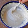 Cho bột mì, bột nở, muối vào một cái bát, dùng muỗng trộn cho thật đều. Tiếp theo, cho tiếp sữa tươi, trứng và bơ vào bát bột, rồi tiếp tục đánh bột cho thật đều, mịn và đặc quánh như thế này.