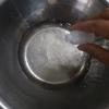 Làm vỏ bánh: lấy 1 cái thau cho nước đường, dầu ăn, nước hoa bưở,  bột chia làm 3 phần và rây từ từ vào. Dùng đũa khấy cho đến khi hỗn hợp đặc lại.