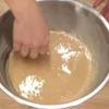 Cho nước chanh vào khuấy đều để được hỗn hợp bột bánh hơi hơi sệt nhé. Nước chanh sẽ giúp cho vỏ bánh được giòn tan.