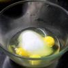 Đập trứng vào một cái tô, cho 135g đường vào. Dùng phới đánh tan đường và trứng.