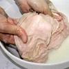 Bao tử heo rửa sạch, lộn ngược phía bên trong, cắt bỏ lớp mỡ, cạo sạch. Rửa lại khoảng 2-3 lần với nước lạnh.