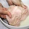 Bao tử heo rửa sạch, lộn ngược phía bên trong, cắt bỏ lớp mỡ, cạo sạch. Rửa lại khoảng 2-3 lần với nước lạnh, cắt nhỏ. Rau mùi rửa sạch.
