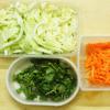 Chuẩn bị tất cả các nguyên liệu. Rửa sạch rau củ. Cắt nhỏ bắp cải, rau răm và bào sợi cà rốt.
