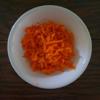 Cà rốt gọt vỏ, dùng dụng cụ bào, bào nhỏ cà rốt.