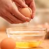 Bắp dùng dao tách lấy hạt, cho ra đĩa. Trứng gà đập ra chén, tách lấy lòng trắng trứng.