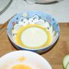 Nhúng các khoanh bí ngòi vào tô trứng rồi lăn qua bột chiên xù cho áo đều một lớp.