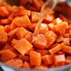 Bí ngòi, cà rốt rửa sạch cắt thành khúc vừa ăn, nấm mỡ cắt làm 2. Chần sơ qua cà rốt và nấm mỡ.