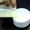 Pha 20ml sữa tươi có đường với 20ml kem whipping.