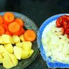 Cà rốt, khoai tây gọt vỏ, cắt khúc, rửa sạch. Cà chua, hành tây cắt mỏng, cho ra đĩa.