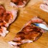  Lấy thịt bò từ tủ lạnh ra, dùng dao sắc, cắt thành các láy có độ dày khoảng 3mm.