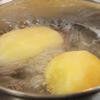 Bật lò nước trước 10 phút ở nhiệt độ 200°C. Cho khoai tây vào nồi nước, luộc chín sau đó lấy ra nghiền nát.