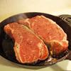Cho dầu ăn vào chảo, áp thịt bò vàng đều 2 mặt. Tiếp theo cho thịt bò vào lò, nướng khoảng 10 phút.