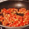 Đặt tiếp chảo đã xào thịt bò lên bếp, cho 1 muỗng cà phê dầu ăn vào, khi dầu đã nóng thì cho cà chua đã cắt nhỏ vào xào nát.