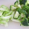 Bông cải xanh rửa sạch, cắt khúc vừa ăn, để ráo. Có thể thay thế bông cải xanh bằng bông cải trắng nếu thích.