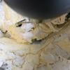 Đầu tiên cho 250g bơ và 140g đường bột vào âu lớn, dùng máy đánh trứng đánh đến khi hỗn hợp hòa quyện vào nhau và chuyển sang màu sáng thì ngưng. Sau đó rây bột mì và baking powder vào âu bơ, tiếp tục trộn bằng máy ở mức trung bình để tất cả quyện thành hỗn hợp nhuyễn mịn.