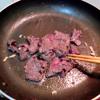 Đun nóng 1 muỗng canh dầu ăn rồi cho thịt bò đã ướp vào xào chín thì cho ra đĩa.