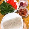 Chu63n bị nguyên liệu. Rửa sạch rau củ, kimchi cắt nhỏ, ngâm bún gạo với nước cho mềm.