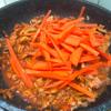 Cho cà rốt vào xào mềm, nêm nếm gia vị vừa ăn. Tắt bếp.