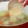 Nêm gia vị nồi nước dùng với 2 muỗng canh hạt nêm. Khuấy đều. Đợi khi nước dùng sôi thì thả mọc và. Nấu đến khi mọc chín nổi lên thì cho vào 100gr bạc hà, nấu thêm 2 phút nữa thì tắt bếp.