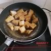 Trong khi đợi nước dùng sôi, lấy đậu hủ vàng cắt miếng nhỏ 3 x 4cm. Bắt 1 cái chảo lên bếp, đổ 100ml dầu ăn vào chiên vàng đậu hủ