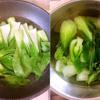 Đun sôi một nồi nước, cho cải thìa vào luộc chín tới rồi vớt ra tô nước lạnh cho rau giữ được màu xanh.